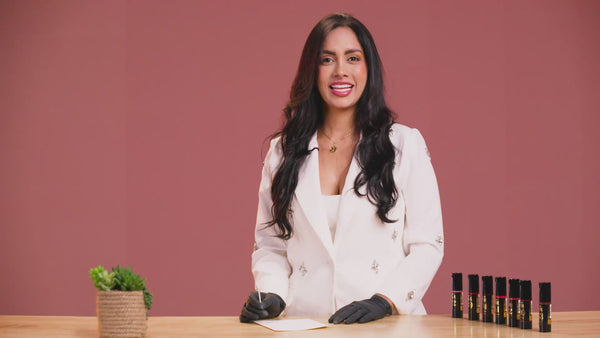 Marylin Jimenez aplicando el pigmento Dynamic PMU 51 Flamingo Pink, un rosa natural que ofrece cobertura sin blanquear labios no fríos.