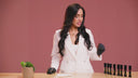 Marylin Jimenez demuestra el pigmento Dynamic PMU 39 Papaya, explicando su equilibrio para neutralizar y aportar viveza e iluminación a los labios.