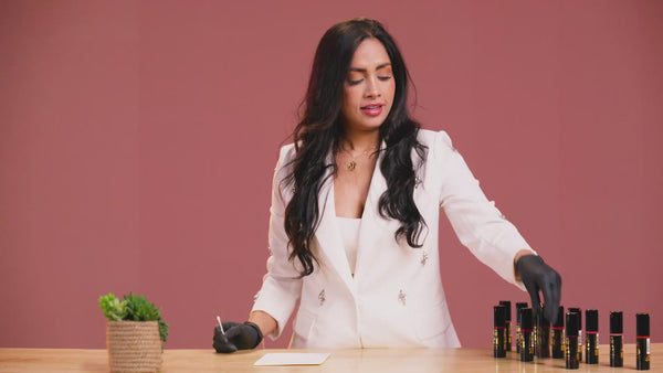 Video de Marylin Jimenez aplicando el pigmento Dynamic PMU 19 Coral, mostrando su capacidad para neutralizar tonos fríos en labios pálidos.