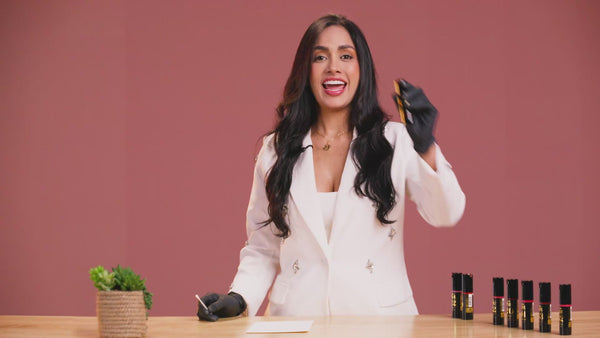 Marylin Jimenez presenta el pigmento Dynamic PMU 61 Crimson Red, un rojo que neutraliza sin enfriarse, garantizando un color cálido y duradero.